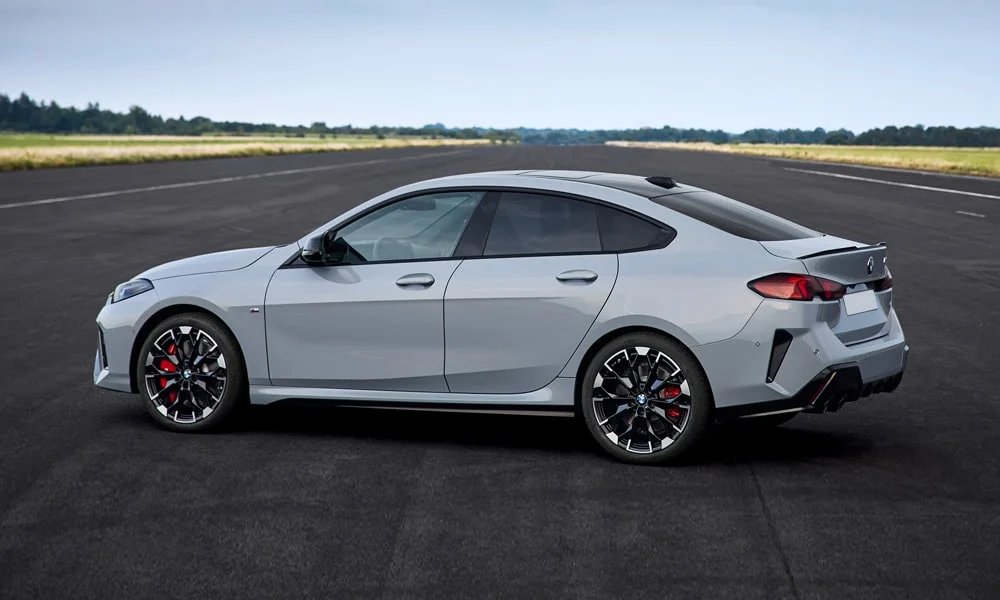 Фото BMW 2 серии Gran Coupe (2024) — вид сзади, фото 3. Серый кузов сзади — фонари и бампер определяют ночной образ модели. Светодиодная полоса или раздельные секции — задняя оптика стала главным украшением кормы BMW 2 серии Gran Coupe (2024) — вид сзади, фото 3