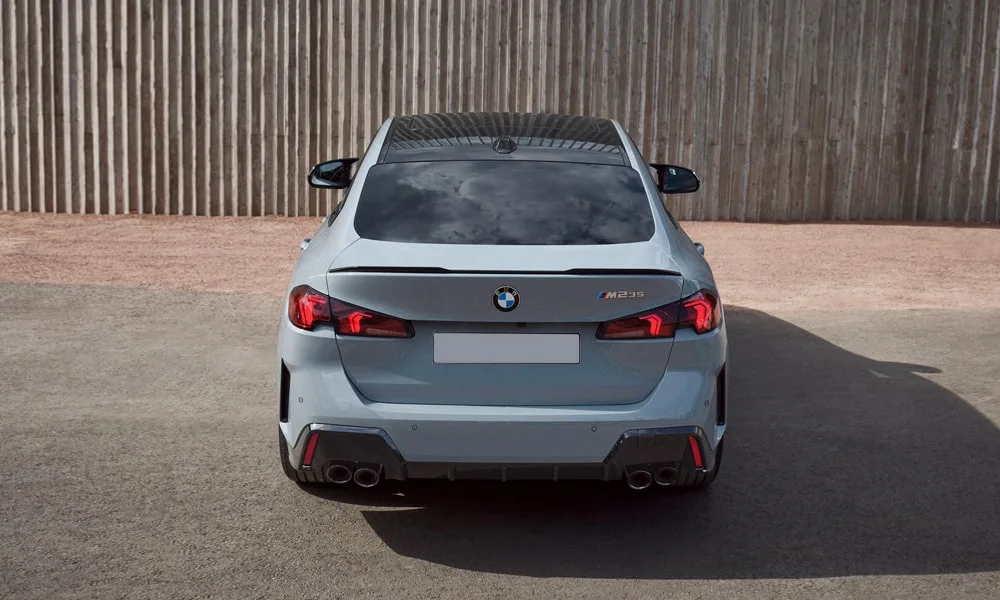 Фото BMW 2 серии Gran Coupe (2024) — вид сзади, фото 10. Графика фонарей, бампер и оформление пятой двери. Насадки выхлопа или их имитация внизу бампера различают версии BMW 2 серии Gran Coupe (2024) — вид сзади, фото 10