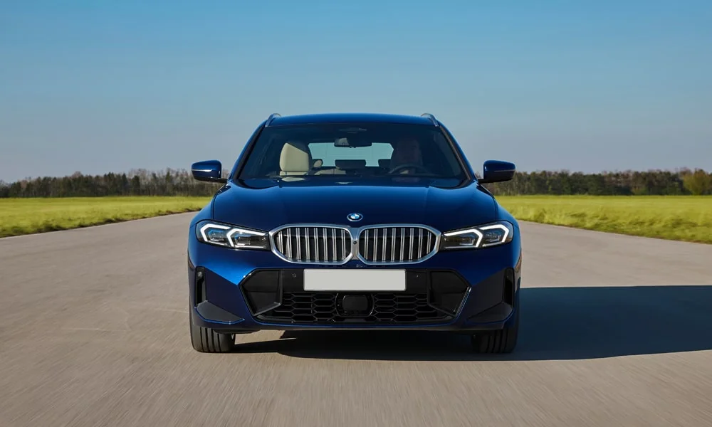 BMW 3 серии Touring (2024) — вид спереди, фото 2