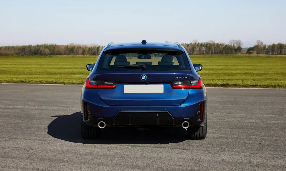 BMW 3 серии Touring (2024) — вид сзади, фото 3