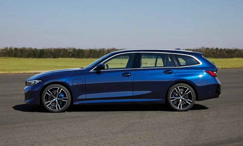 BMW 3 серии Touring (2024) — вид сбоку