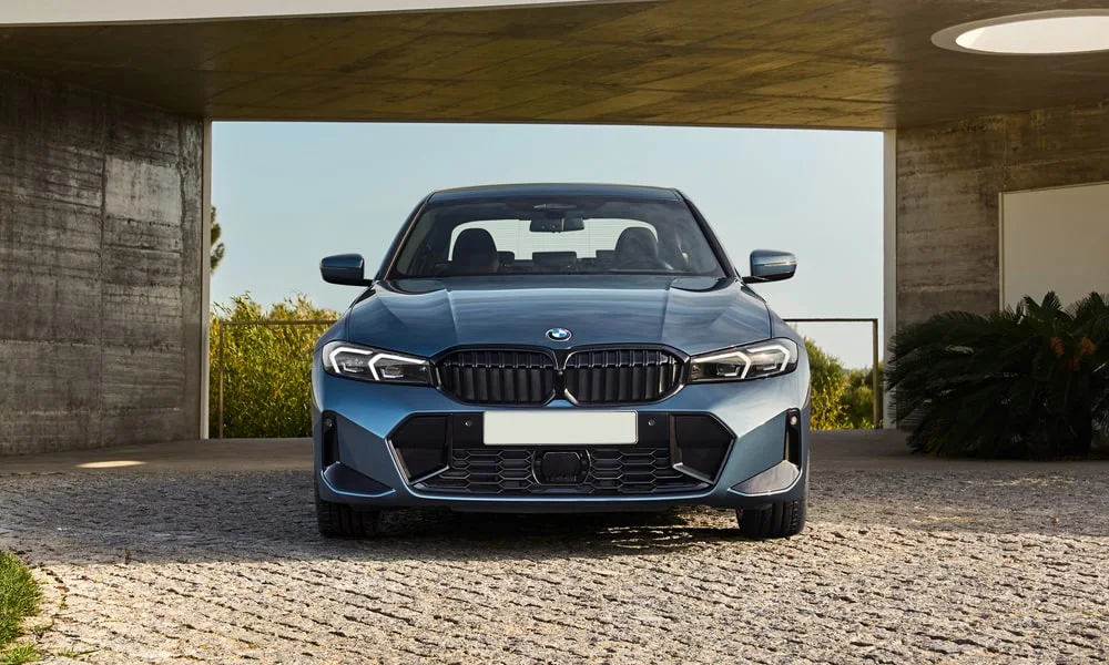BMW 3 серии (2024) — вид спереди, фото 3
