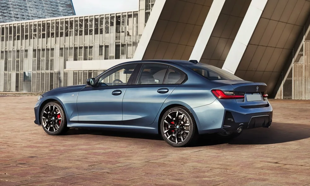 BMW 3 серии (2024) — вид сзади, фото 2