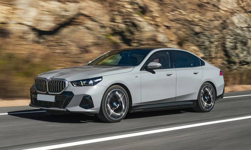 Фото BMW 5 серии (2024) — вид спереди, фото 6. Кузов в белом цвете: рисунок оптики и решётки задаёт узнаваемое «лицо» модели. Дневные ходовые огни включаются автоматически с запуском BMW 5 серии (2024) — вид спереди, фото 6