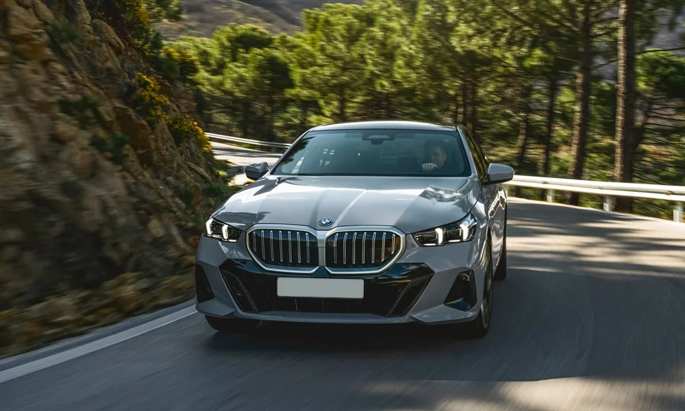 Фото BMW 5 серии (2024) — вид спереди, фото 7. Анфас: пропорции капота, посадка кузова и графика ходовых огней. Дневные ходовые огни включаются автоматически с запуском BMW 5 серии (2024) — вид спереди, фото 7