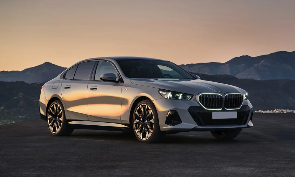 Фото BMW 5 серии (2024) — вид спереди, фото 8. Анфас: пропорции капота, посадка кузова и графика ходовых огней. Рисунок ходовых огней — подпись модели, по нему её узнают в потоке BMW 5 серии (2024) — вид спереди, фото 8