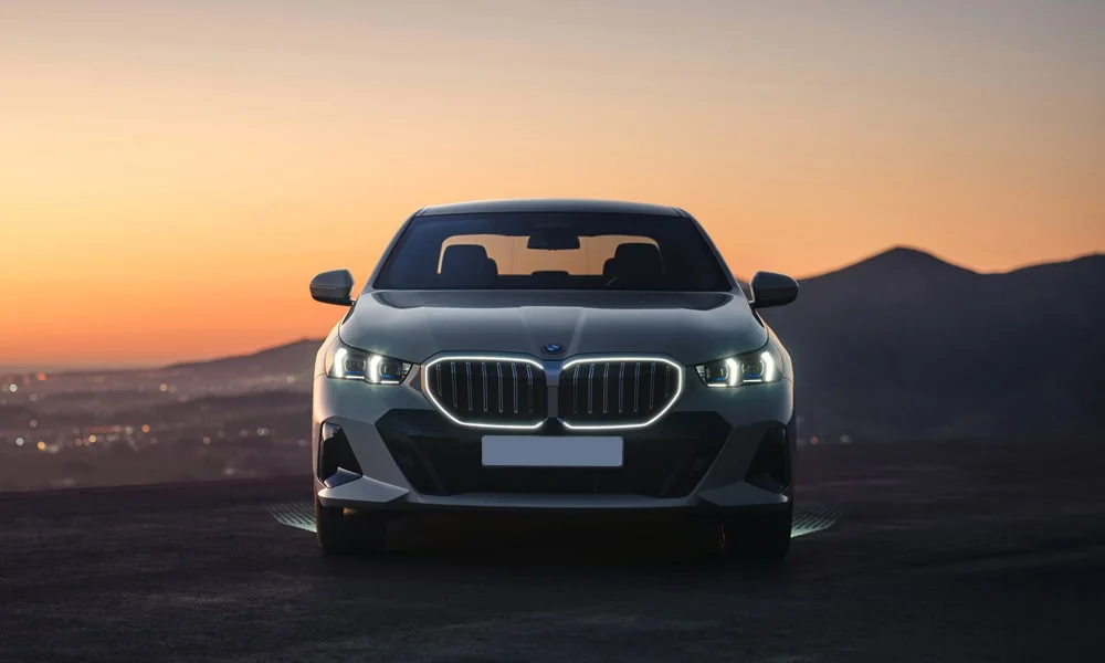 Фото BMW 5 серии (2024) — вид спереди, фото 9. Анфас: пропорции капота, посадка кузова и графика ходовых огней. Рисунок ходовых огней — подпись модели, по нему её узнают в потоке BMW 5 серии (2024) — вид спереди, фото 9