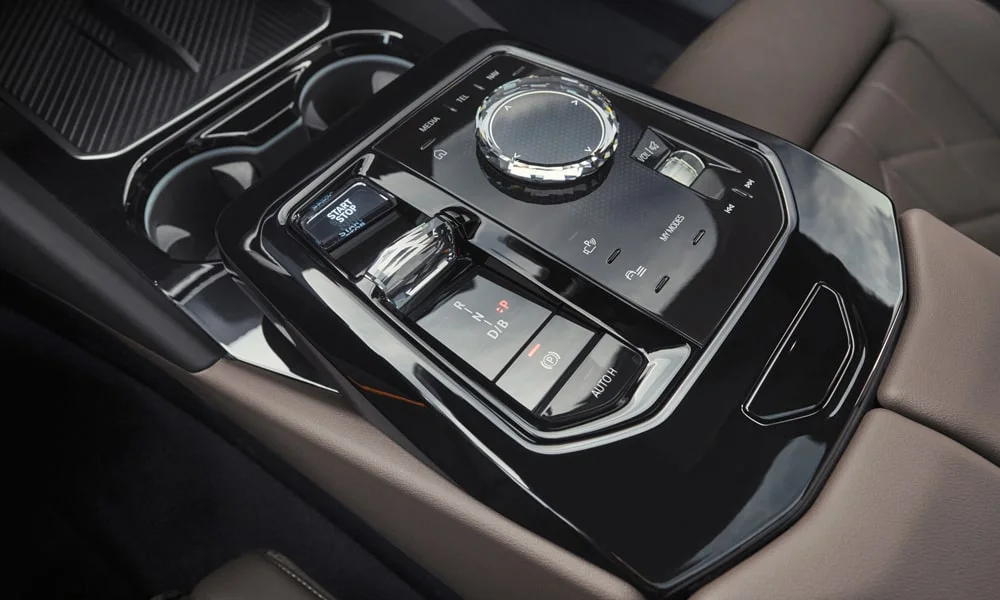 Фото BMW 5 серии (2024) — селектор коробки передач. Управление коробкой: компактный селектор освобождает место на тоннеле BMW 5 серии (2024) — селектор коробки передач