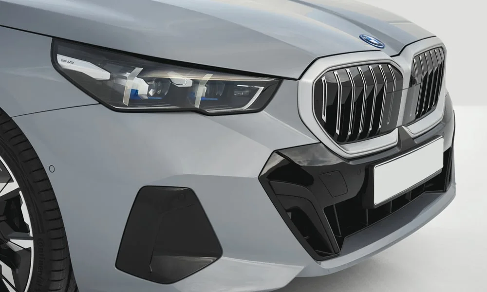 Фото BMW 5 серии (2024) — решётка радиатора. Фирменный рисунок облицовки — визитная карточка марки. За решёткой у многих комплектаций стоит радар адаптивного круиз-контроля BMW 5 серии (2024) — решётка радиатора