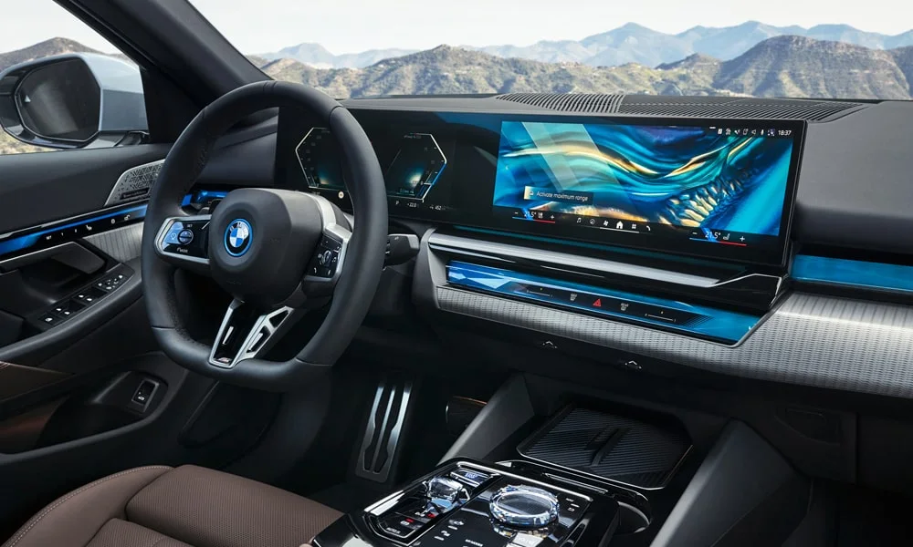 Фото BMW 5 серии (2024) — интерьер, фото 3. Общий план салона: архитектура панели, консоль и кресла. Уровень отделки читается по стыкам панелей и мягким поверхностям в зонах касания BMW 5 серии (2024) — интерьер, фото 3