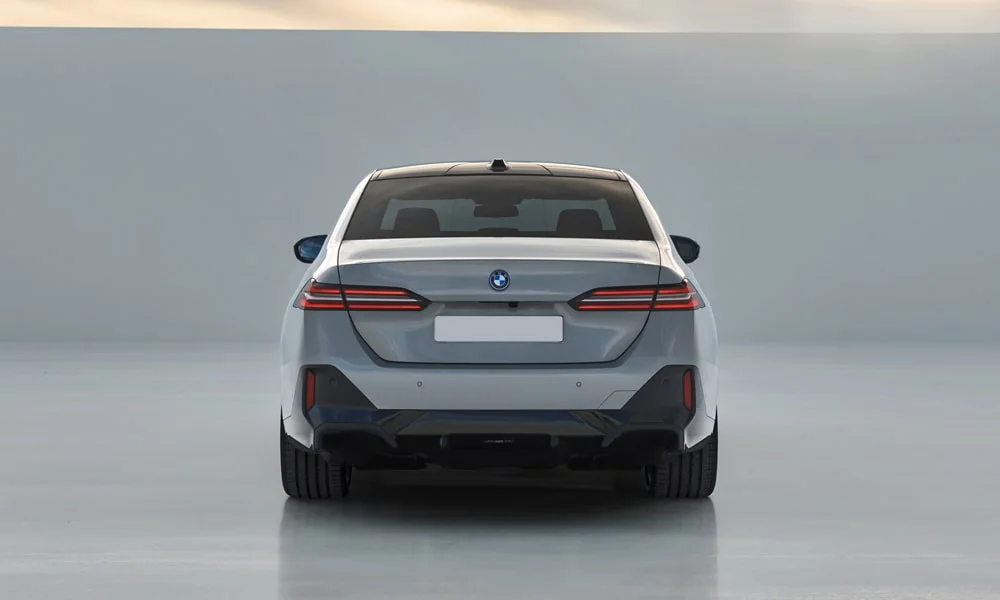 BMW 5 серии (2024) — вид сзади, фото 3