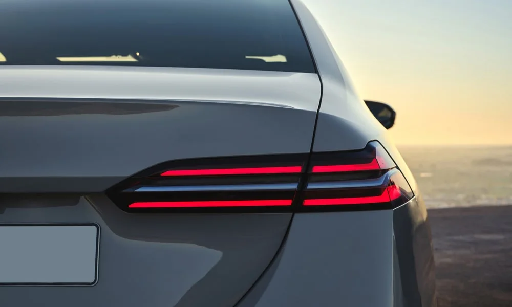 Фото BMW 5 серии (2024) — вид сзади, фото 4. Линия крыши, стойки и задняя дверь в сером исполнении. Светодиодная полоса или раздельные секции — задняя оптика стала главным украшением кормы BMW 5 серии (2024) — вид сзади, фото 4