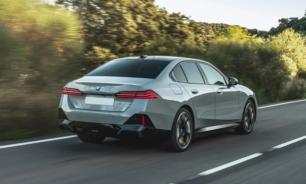 Фото BMW 5 серии (2024) — вид сзади, фото 6. Графика фонарей, бампер и оформление пятой двери BMW 5 серии (2024) — вид сзади, фото 6