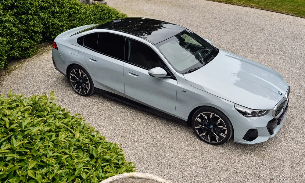 Фото BMW 5 серии (2024) — крыша, фото 3. Крыша сверху: остекление, рейлинги и антенна-плавник. Рейлинги рассчитаны на поперечины для бокса или велокреплений BMW 5 серии (2024) — крыша, фото 3