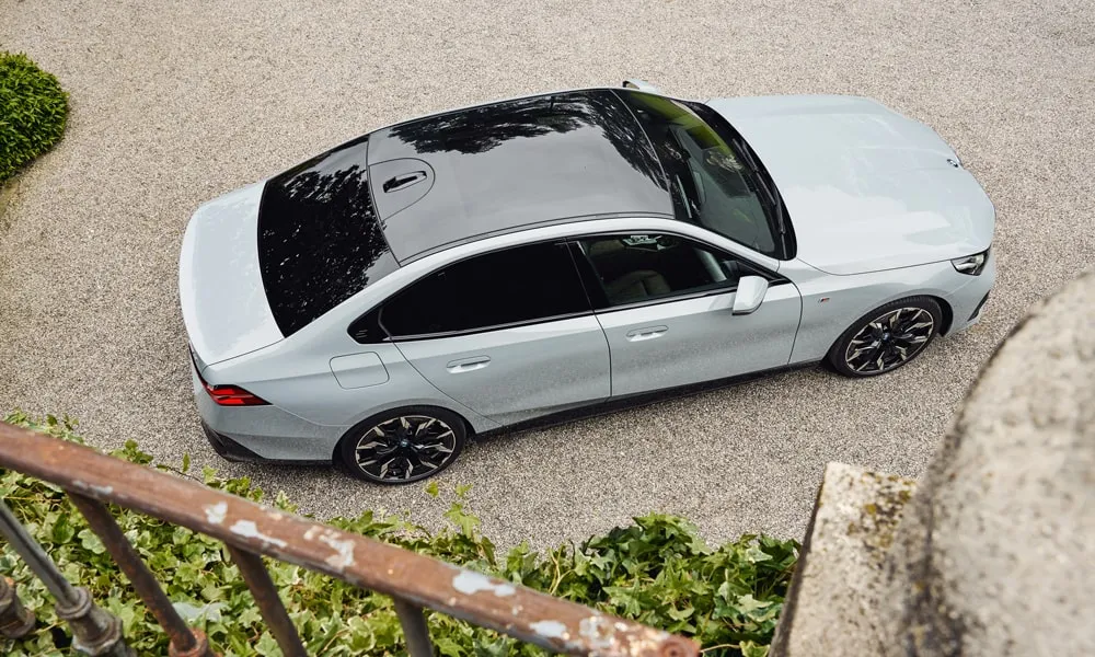 Фото BMW 5 серии (2024) — крыша, фото 4. Крыша сверху: остекление, рейлинги и антенна-плавник. Панорамное стекло зрительно увеличивает салон; шторка спасает в жару BMW 5 серии (2024) — крыша, фото 4