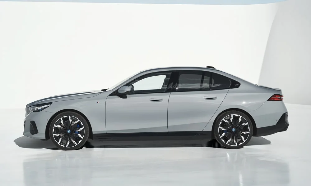 BMW 5 серии (2024) — вид сбоку
