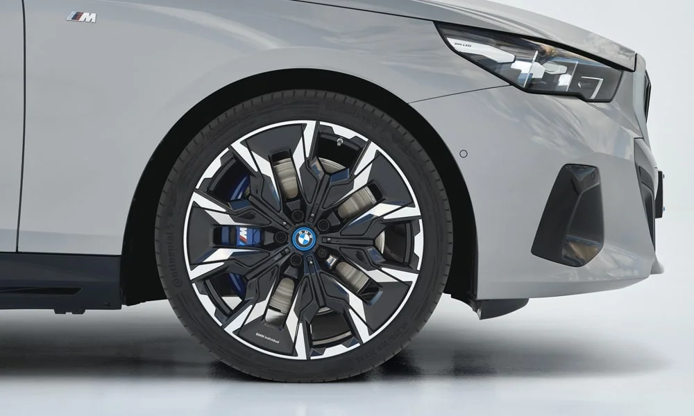 Фото BMW 5 серии (2024) — колесо и диск. Дизайн спиц и профиль резины крупным планом BMW 5 серии (2024) — колесо и диск