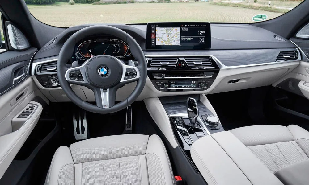 Фото BMW 6 серии GT — передняя панель. Компоновка экранов, дефлекторов и консоли. Минимум физических кнопок — ставка на экранное управление BMW 6 серии GT — передняя панель