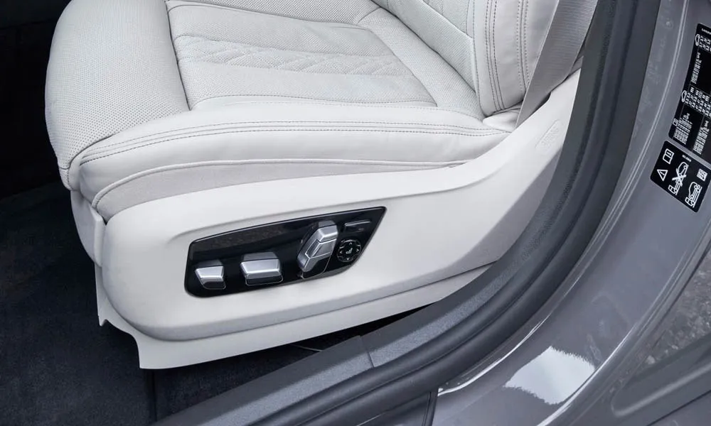 Фото BMW 6 серии GT — дверная карта, фото 2. Дверная карта в светло-серой отделке: подлокотник, динамик и блок стеклоподъёмников BMW 6 серии GT — дверная карта, фото 2
