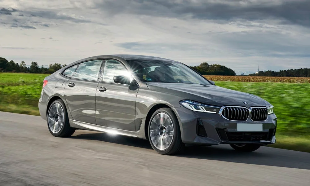 Фото BMW 6 серии GT — вид спереди, фото 3. Анфас: пропорции капота, посадка кузова и графика ходовых огней. Рисунок ходовых огней — подпись модели, по нему её узнают в потоке BMW 6 серии GT — вид спереди, фото 3