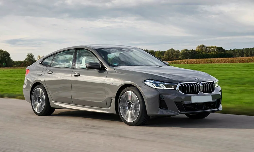 Фото BMW 6 серии GT — вид спереди, фото 4. Передок в сером исполнении — крупная светотехника и выразительный бампер. Дневные ходовые огни включаются автоматически с запуском BMW 6 серии GT — вид спереди, фото 4