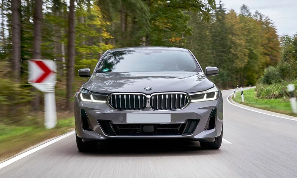 Фото BMW 6 серии GT — вид спереди, фото 5. Кузов в сером цвете: рисунок оптики и решётки задаёт узнаваемое «лицо» модели BMW 6 серии GT — вид спереди, фото 5