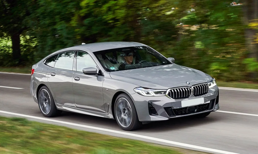 Фото BMW 6 серии GT — вид спереди, фото 6. Анфас: пропорции капота, посадка кузова и графика ходовых огней. Рисунок ходовых огней — подпись модели, по нему её узнают в потоке BMW 6 серии GT — вид спереди, фото 6
