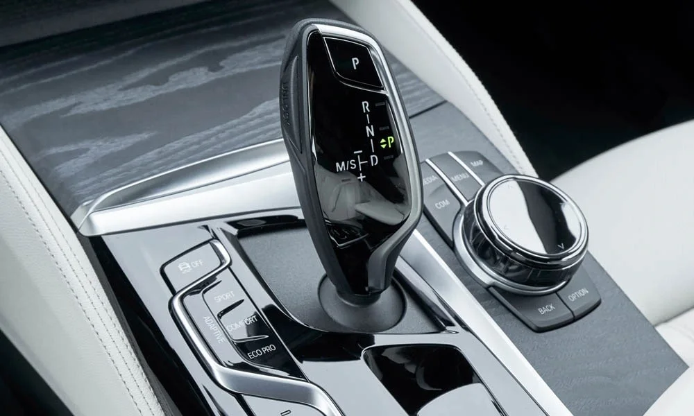 Фото BMW 6 серии GT — селектор коробки передач. Управление коробкой: компактный селектор освобождает место на тоннеле. Режимы движения и электронный ручник собраны рядом с селектором BMW 6 серии GT — селектор коробки передач