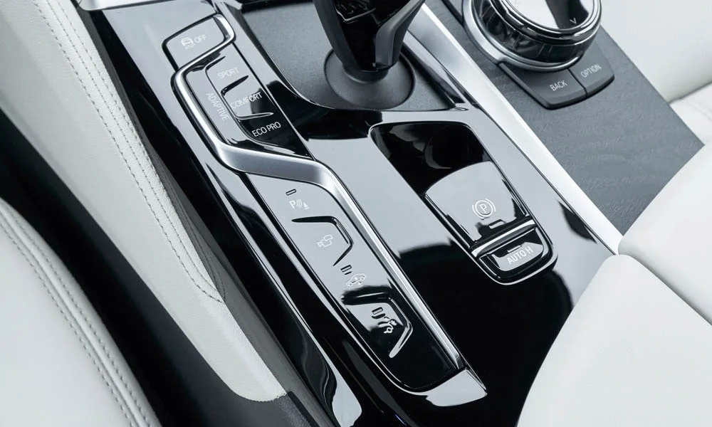 Фото BMW 6 серии GT — селектор коробки передач, фото 2. Селектор трансмиссии на центральной консоли. Режимы движения и электронный ручник собраны рядом с селектором BMW 6 серии GT — селектор коробки передач, фото 2