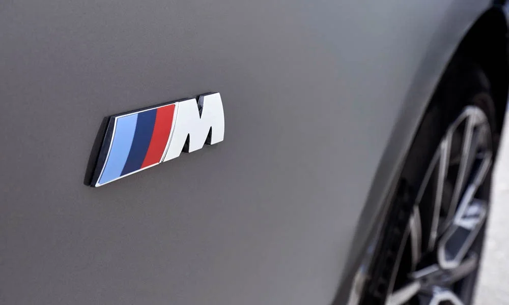 Фото BMW 6 серии GT — интерьер, фото 2. Общий план салона: архитектура панели, консоль и кресла. Светлая гамма зрительно расширяет салон, тёмная — практичнее в уходе BMW 6 серии GT — интерьер, фото 2