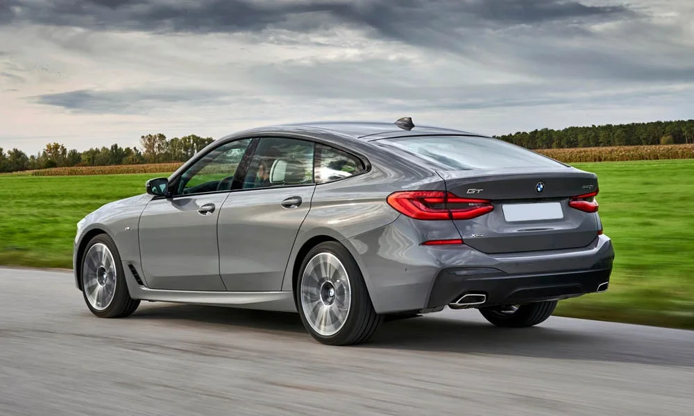 Фото BMW 6 серии GT — вид сзади, фото 3. Графика фонарей, бампер и оформление пятой двери. Светодиодная полоса или раздельные секции — задняя оптика стала главным украшением кормы BMW 6 серии GT — вид сзади, фото 3