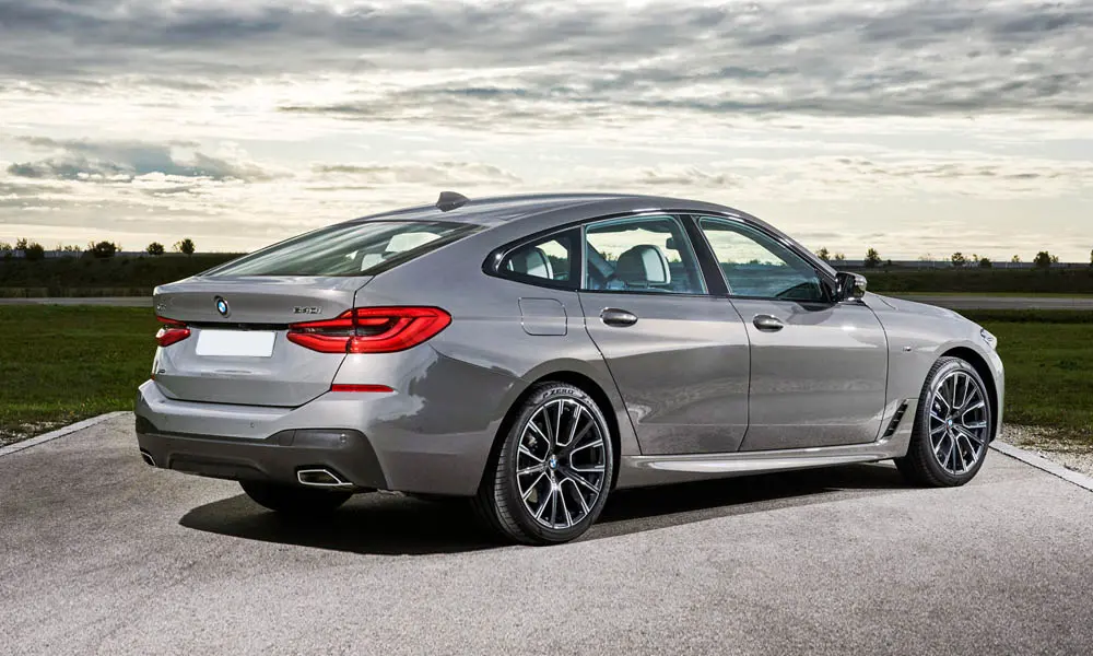 Фото BMW 6 серии GT — вид сзади, фото 5. Серый кузов сзади — фонари и бампер определяют ночной образ модели. Светодиодная полоса или раздельные секции — задняя оптика стала главным украшением кормы BMW 6 серии GT — вид сзади, фото 5