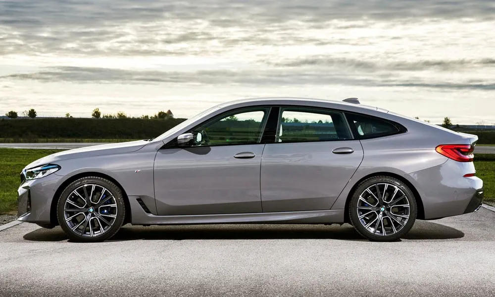 Фото BMW 6 серии GT — вид сзади, фото 6. Корма в сером цвете: графика фонарей и пластика пятой двери. Светодиодная полоса или раздельные секции — задняя оптика стала главным украшением кормы BMW 6 серии GT — вид сзади, фото 6