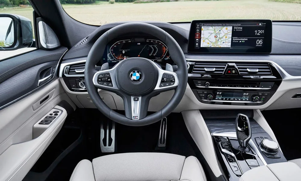 Фото BMW 6 серии GT — руль. Обшивка обода и компоновка спиц крупным планом. Правильная посадка: руки на «9 и 3», приборы читаются поверх обода BMW 6 серии GT — руль