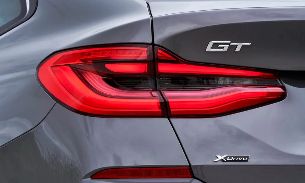 Фото BMW 6 серии GT — задние фонари. Графика секций крупным планом — ночная подпись модели BMW 6 серии GT — задние фонари