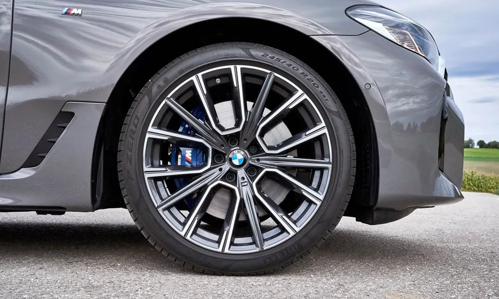 Фото BMW 6 серии GT — колесо и диск. Дизайн спиц и профиль резины крупным планом. Индекс скорости и нагрузки читается на боковине шины BMW 6 серии GT — колесо и диск