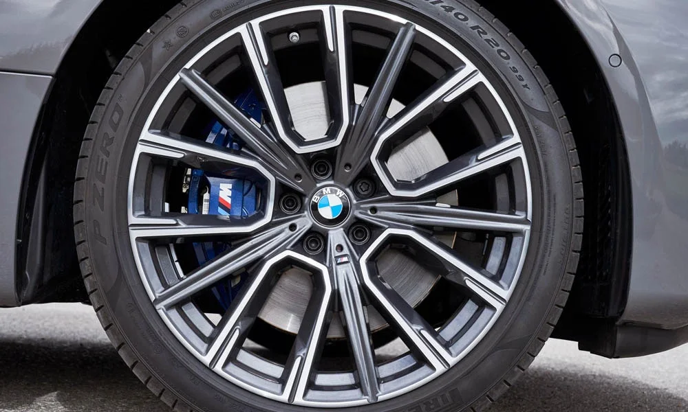 Фото BMW 6 серии GT — колесо и диск, фото 2. Дизайн спиц и профиль резины крупным планом. Рекомендованные размеры шин и давление — на табличке в проёме водительской двери BMW 6 серии GT — колесо и диск, фото 2