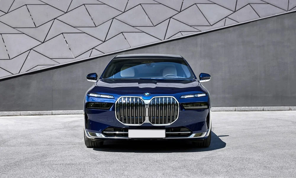 BMW 7 серии (2024) — вид спереди, фото 3