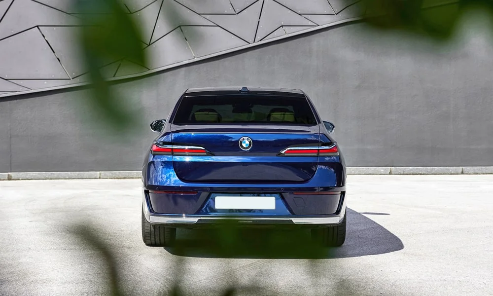 BMW 7 серии (2024) — вид сзади, фото 3