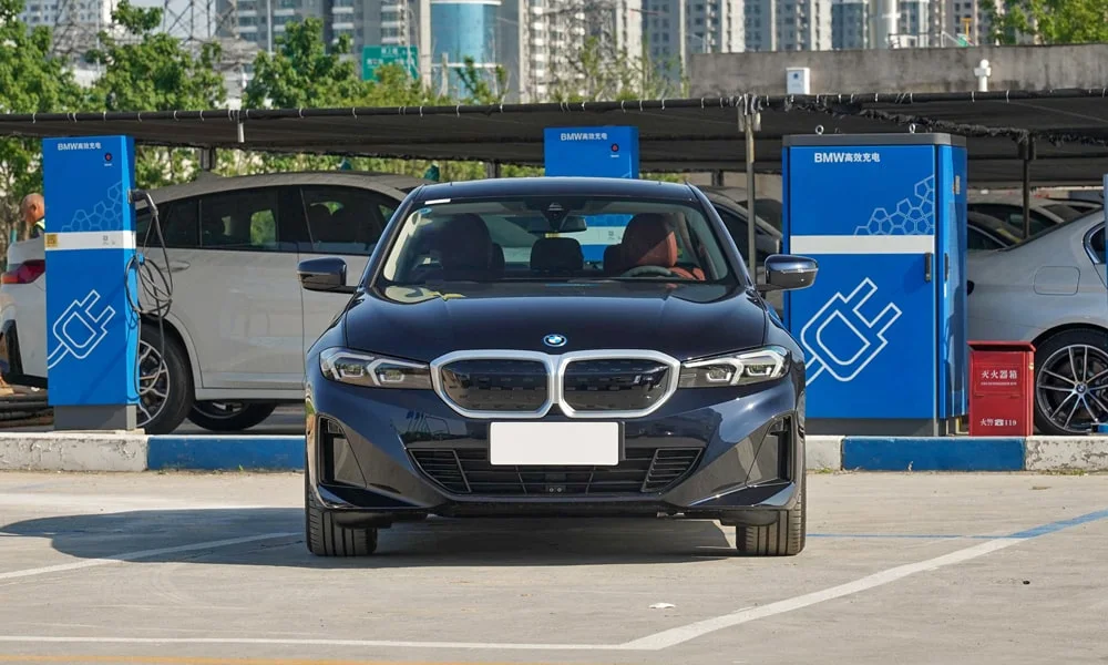 BMW i3 (2024) — вид спереди, фото 2