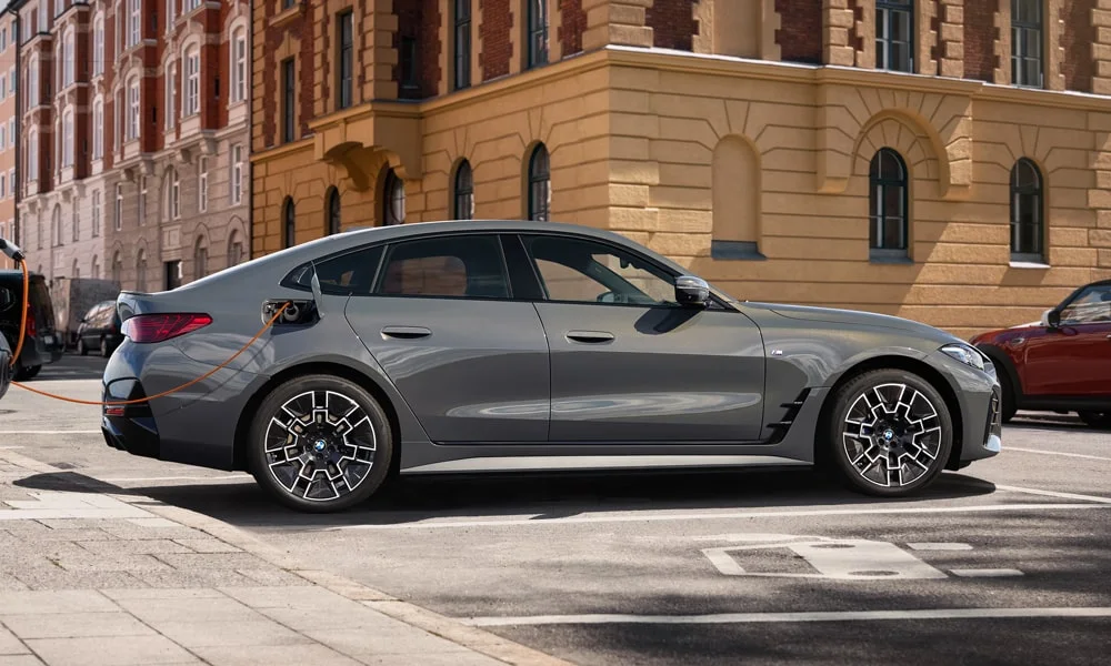 BMW i4 (2024) — вид сбоку