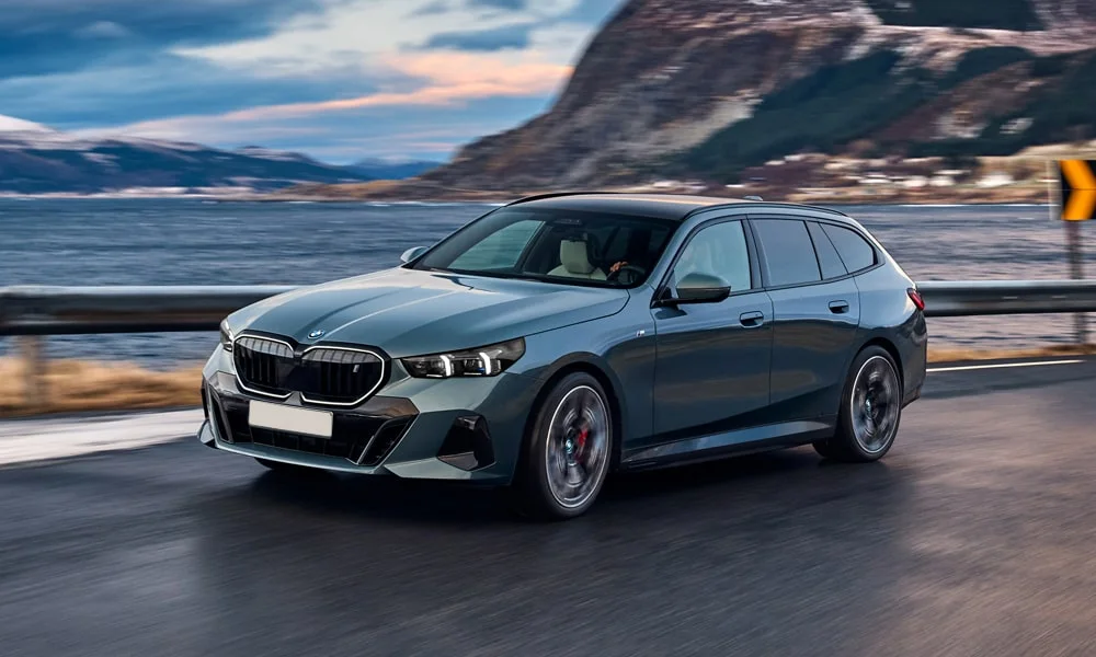 BMW i5 Touring — вид спереди, фото 3