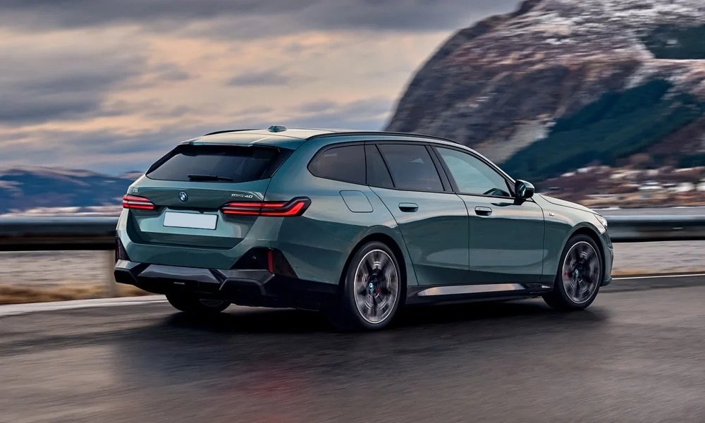 BMW i5 Touring — вид сзади, фото 3