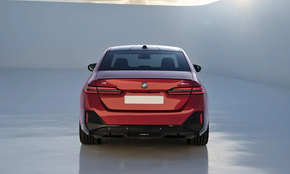 BMW i5 (2024) — вид сзади, фото 2