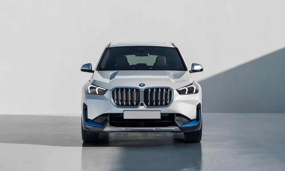 BMW iX1 (2024) — вид спереди, фото 3