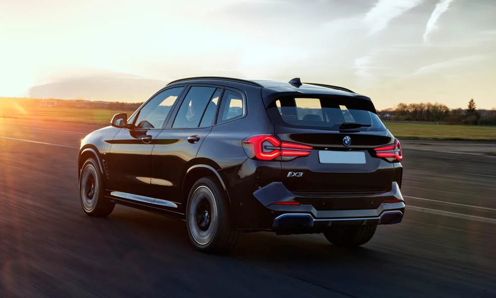 BMW iX3 — вид сзади, фото 2