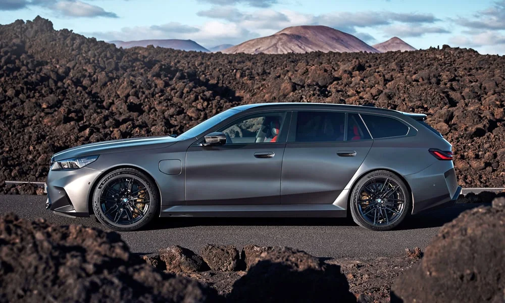 BMW M5 Touring (2024) — вид сбоку