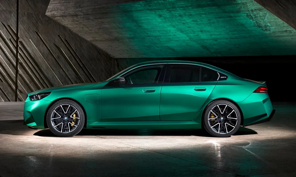 BMW M5 (2024) — вид сбоку