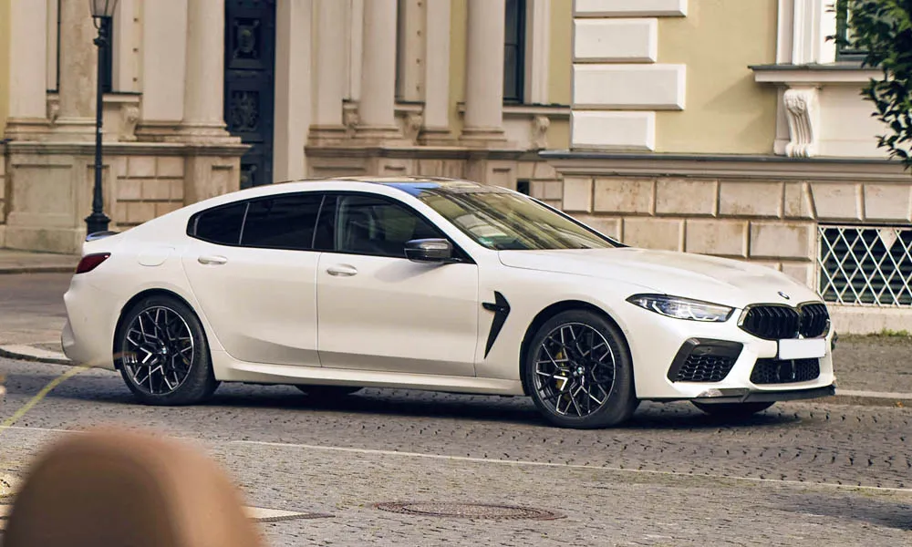 Фото BMW M8 Gran Coupe (2022) — вид спереди, фото 6. Анфас: пропорции капота, посадка кузова и графика ходовых огней. Дневные ходовые огни включаются автоматически с запуском BMW M8 Gran Coupe (2022) — вид спереди, фото 6
