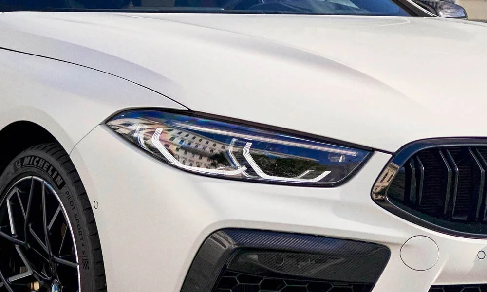 Фото BMW M8 Gran Coupe (2022) — вид спереди, фото 8. Анфас: пропорции капота, посадка кузова и графика ходовых огней. Дневные ходовые огни включаются автоматически с запуском BMW M8 Gran Coupe (2022) — вид спереди, фото 8